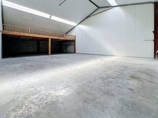 Op een vlot bereikbare locatie langs de Brugsesteenweg 360 in Kuurne bieden wij deze praktische KMO-unit van ca. 245 m² + bijhorende parkings te...
