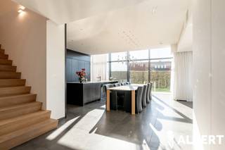 Gelegen te Rekkem, vinden we deze eigentijdse villa met zwembad terug!De woning is gelegen op een ruim en zonnig perceel en wordt gekenmerkt door de...