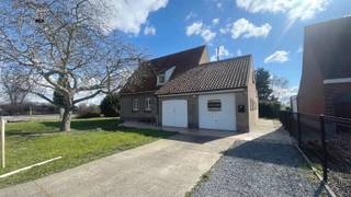 **Charmant huis met 4 slaapkamers en een prachtige tuin vol potentieel!** Ontdek deze ruime woning met 4 slaapkamers en 2 badkamers, perfect voor...