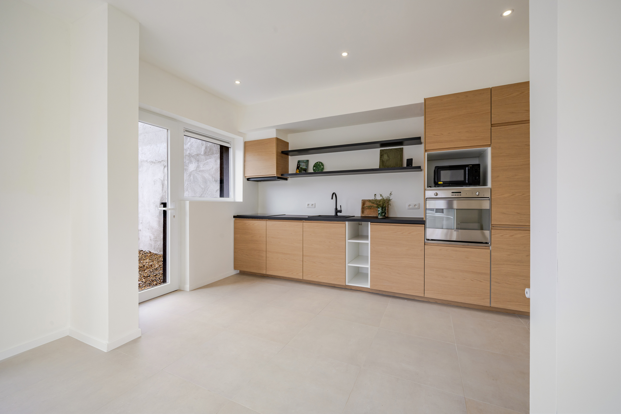 Instapklare gezinswoning met ruime loods in groene omgeving - foto 5