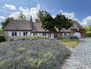 Op zoek naar een karaktervolle woning in een rustige, groene omgeving? Deze prachtige, weliswaar deels te renoveren woning in Maldegem, op een...