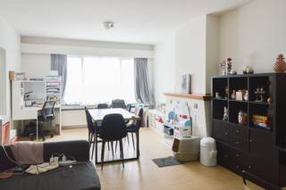 <h1>Ruim 2-slaapkamerappartement met garage en terras</h1>
<p>Dit verzorgde appartement bevindt zich op de tweede verdieping van een kleinschalig gebouw en combineert een praktische indeling met aangename leefruimtes.</p>
<h3>Indeling</h3>
<p>Via de inkomhal bereikt u alle ruimtes van het appartement.</p>
<p>De lichtrijke leefruimte is afgewerkt met een laminaatvloer en biedt voldoende plaats voor een gezellige zithoek en eetkamer. Aansluitend bevindt zich de keuken, eveneens voorzien van een laminaatvloer en uitgerust met een dampkap, keramische kookplaat, koelkast, oven en spoelbak.</p>
<p>Het appartement beschikt over twee slaapkamers van respectievelijk ca. 10 m² en 14 m², beide afgewerkt met een laminaatvloer. De grootste slaapkamer geeft rechtstreeks toegang tot het achtergelegen terras van ca. 5 m², waar u in alle rust van de buitenlucht kunt genieten.</p>
<p>De ruime badkamer is voorzien van een tegelvloer, een bad-douchecombinatie en een lavabo. Verder beschikt het appartement over een apart toilet en een praktische bergruimte.</p>
<p>De garage is inbegrepen in de huurprijs.</p>
<h3>Pluspunten</h3>
<ul>
<li>Garage inbegrepen in de huurprijs</li>
<li>Twee volwaardige slaapkamers</li>
<li>Terras van ca. 5 m²</li>
<li>Kleinschalig gebouw</li>
</ul>
<h3>Huurvoorwaarden</h3>
<ul>
<li>Beschikbaar vanaf september 2026</li>
<li>Waarborg: 3 maanden huur, te storten op een geblokkeerde rekening bij Korfine</li>
<li>Ingaande plaatsbeschrijving door extern expertisebureau: € 250 incl. 21% btw</li>
<li>Plaatsbeschrijving bij vertrek door hetzelfde expertisebureau: € 181,50 incl. 21% btw</li>
</ul>
<p>Bent u op zoek naar een comfortabel appartement met twee slaapkamers, een garage en een aangenaam terras? Dan is dit appartement zeker een bezoek waard. De combinatie van een praktische indeling, inbegrepen garage en vaste kosten voor water en verwarming maken dit een bijzonder interessante huurwoning.</p>
<p>Interesse? Contacteer ons vandaag nog via <strong>03 535 12 75</strong> voor meer informatie of een bezoek ter plaatse.<br /><br /></p>
<strong>BEWOONBARE OPPERVLAKTE:</strong> De vermelde "bewoonbare oppervlakte" is gebaseerd op de "bruikbare vloeroppervlakte" zoals vermeld in het EPC.