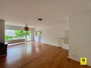 <h3><span>Instapklaar, vernieuwd 2-slaapkamerappartement met zonnige terrassen en garagebox op toplocatie</span><span><br />Op zoek naar een ruim en lichtrijk appartement waar rust, comfort en een uitstekende ligging samenkomen? Dan is dit charmante 2-slaapkamerappartement op de eerste verdieping van een kleinschalig gebouw zeker een bezoek waard.<br />Gelegen in een rustige, groene woonomgeving geniet u hier van het beste van twee werelden: een aangename woonkwaliteit én een uitstekende bereikbaarheid. Winkels, scholen, parken, sportfaciliteiten, horeca, openbaar vervoer en belangrijke invalswegen bevinden zich allemaal op korte afstand.</span></h3><h4><span>Ruime leefruimte met veel lichtinval en vernieuwde keuken</span><span><br />Via de inkomhal met vestiaire en parlofoon betreedt u de gezellige leefruimte van maar liefst 34 m². <br />Grote raampartijen zorgen voor een overvloed aan natuurlijk licht en bieden een aangenaam groen uitzicht. Authentieke details zoals de sierhaard, geven het appartement extra charme en karakter.<br />De vernieuwde open keuken sluit naadloos aan op de leefruimte en creëert een gezellige sfeer waarin koken en samenzijn perfect samengaan. <br />De praktische keuken beschikt over ruime werk- en opbergmogelijkheden en is uitgerust met een keramische kookplaat, dampkap, vaatwasser, koelkast, microgolfoven, oven, vriezer, anderhalve spoelbak en inclusief combi wasmachine. Vanuit de keuken heeft u directe toegang tot het terras alsook via de leefruimte.</span></h4><h4><span>Twee comfortabele slaapkamers</span><span><br />De slaapkamers van 10,5 m² en 14 m² bevinden zich aan de rustige achterzijde van het gebouw, wat garant staat voor optimale privacy en een goede nachtrust. Beide kamers beschikken over een handige nis voor een kledingkast of maatwerkoplossing. De ruime masterbedroom biedt bovendien toegang tot een eigen terras dat NW geörienteerd is.<br />De vernieuwde moderne badkameris voorzien van een lavabo met spiegelkast, douche en toilet.</span></h4><p><span>Een absolute troef zijn de terrassen aan zowel de voor- als achterzijde van het appartement. Zo kiest u op elk moment van de dag voor zon of schaduw. <br />Het ruime voorterras biedt meer dan voldoende plaats voor een loungehoek én een eettafel, ideaal om te ontspannen of gasten te ontvangen. Verder is er nog een kelder voor extra stockruimte.</span></p><p><span> </span></p><p><span>Garagebox</span></p><p><span>Er is een aparte garagebox aanwezig die verplicht is mee aan te huren. In de garagebox is er een water tappunt aanwezig. U betreedt de garagebox via de afzonderlijke poort naast de ingang van het appartement.</span></p><p><span> </span></p><p><span>Huurprijs en beschikbaarheid</span></p><p><span>Huurprijs: €1.050,00 / maand</span></p><p><span>Maandelijkse kosten: €110,00</span></p><p><span>Garagebox: €100,00/ maand (verplicht mee te huren)</span></p>