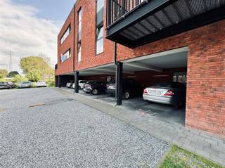 Een overdekte autostaanplaats die zich bevindt aan een recent appartementencomplex nabij het centrum van Steendorp.Carport 2 is nog vrij...