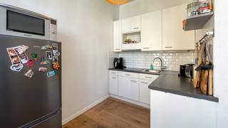 <p>Gezellig appartement van ca 73 m² in een charmante herenwoning in de Broederminstraat. Gelegen vlakbij het Vlinderpaleis, de Troonplaats en het bruisende Zuid bevindt dit appartement zich werkelijk op een toplocatie. Aan leuke cafeetjes, restaurants en supermarkten is hier geen gebrek. Met openbaar vervoer en belangrijke invalswegen in de nabije omgeving is een vlotte bereikbaarheid gegarandeerd.<br /><br />U komt meteen binnen in de lichtrijke leefruimte. Dankzij de hoge plafonds wordt een aangenaam gevoel van ruimte gecreëerd. De halfopen keuken werd praktisch ingericht met een elektrisch kookvuur en spoelbak. Mogelijkheid tot bijplaatsen van een microgolfoven in de voorziene nis. De keuken kan mee genieten van de lichtinval dankzij de grote raampartijen.<br /><br />De twee slaapkamers zijn aan de rustige achterzijde gelegen en kunnen gebruikmaken van een badkamer met combinatie douche/ligbad, lavabomeubel en aansluiting voor wasmachine en droogkast.<br />Apart gastentoilet.<br /><br />Gemeenschappelijke lasten: 35 Euro per maand.<br />Provisie voor het verbruik van water: 45 Euro per maand.<br />De nutsvoorzieningen gas en elektriciteit zijn privé op te nemen door de huurder.<br /><br />Beschikbaar vanaf 1 juli 2026.</p>