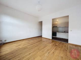 Cet appartement est situé au 2ème étage d'un immeuble sur le Boulevard d'Anvers à Bruxelles. Il offre un espace de vie confortable avec un...