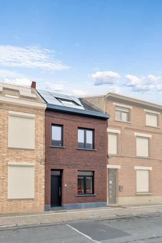 <p>Voor meer info of een bezoek, bel 02 884 23 25 - Topo-Immo biedt u deze volledig gerenoveerde rijwoning aan, op een perceel van 3 are en volledig afgewerkt volgens de normen van vandaag</p><p>Gelijkvloers: wasplaats/klein bureau, apart gastentoilet en <strong>een lichtrijke leefruimte met open keuken van maar liefst 50 m²</strong> die toegang geeft tot het terras en de gezellige tuin.</p><p>Op de eerste verdieping vindt u <strong>een eerste slaapkamer</strong>,<strong> het 2de apart toilet</strong> en <strong>een moderne badkamer met bad, inloopdouche en dubbele lavabo</strong>. De tweede verdieping telt nog <strong>twee volwaardige slaapkamers</strong>.</p><p><strong>9 zonnepanelen - warmtepomp - regenwaterput van 5.000 liter aangesloten op toiletten en buitenkraan - elektriciteit conform</strong>. Epeil <30. Maatregelen opgenomen in het maatregelenregister: nee.</p>