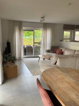 In een kindvriendelijke en rustige straat in het hart van Lochristi bevindt zich deze moderne halfopen bebouwing, perfect voor wie op zoek is...