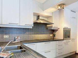<p><span>In een modern en verzorgd gebouw in Boom vinden we dit aangename duplexappartement, een ideale kans voor wie op zoek is naar een </span><strong><span>betaalbaar eerste appartement</span></strong><span> of een </span><strong><span>vlot verhuurbare investering</span></strong><span>.</span></p>
<p><span>Het appartement beschikt over een praktische indeling en biedt mits enkele schilderwerken de mogelijkheid om er naar eigen smaak een gezellige thuis van te maken.</span></p>
<p><span>Op de eerste verdieping komen we binnen in de inkomhal met </span><strong><span>gastentoilet</span></strong><span>. De woonkamer geniet van een aangename leefruimte met </span><strong><span>deels open keuken</span></strong><span>, aansluitend is er een handige </span><strong><span>berging/stookplaats</span></strong><span>.</span></p>
<p><span>Op de verdieping bevinden zich </span><strong><span>twee slaapkamers</span></strong><span> en de </span><strong><span>badkamer</span></strong><span>.</span></p>
<p><span>Een belangrijke extra troef is de </span><strong><span>privatieve garagebox</span></strong><span>, waardoor parkeren of extra bergruimte verzekerd is. Daarnaast kunnen de bewoners gebruikmaken van de </span><strong><span>gemeenschappelijke tuin</span></strong><span>, een aangename bijkomende buitenruimte.</span></p>
<p><span>Dankzij het </span><strong><span>gunstige EPC</span></strong><span> blijven ook de energiekosten onder controle.</span></p>
<p><strong><span>Een interessante opportuniteit voor starters én investeerders:</span></strong><span> met wat opfriswerken maak je hier een leuk en comfortabel appartement van, terwijl de combinatie van twee slaapkamers, garage en tuin zorgt voor een goede verhuurbaarheid.<br /></span></p>
<p><strong><span>Troeven:</span></strong></p>
<ul>
<li><span>Duplexappartement in modern gebouw</span></li>
<li><span>Twee slaapkamers</span></li>
<li><span>Woonkamer met deels open keuken</span></li>
<li><span>Praktische berging/stookplaats</span></li>
<li><span>Gastentoilet</span></li>
<li><span>Privatieve garagebox</span></li>
<li><span>Gemeenschappelijke tuin</span></li>
<li><span>Gunstig EPC</span></li>
<li><span>Ideaal als eerste eigen woning</span></li>
<li><span>Interessant als verhuurinvestering</span></li>
<li><span>Mits schilderwerken volledig naar eigen smaak in te richten</span></li>
</ul>
<p><strong><span>Interesse?</span></strong><span> Neem gerust contact met ons op voor meer informatie of een bezoek ter plaatse.</span></p>
<p><span></span></p>