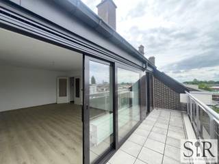 Lichtrijk appartement met terras te koop. Super leuk dakappartement met twee slaapkamers, terras en verschillende bergingen. Gelegen in de Mechelse binnenstad vlakbij winkels, restaurants, ... biedt dit appartement tal van mogelijkheden en is het de ideale uitvalsbasis.<br /><br />Indeling: via de trap of lift kom je binnen in dit gezellige appartement. De inkomhal met apart toilet, vestiaire- en twee bergkasten leidt u naar de ruime en lichtrijke living met toegang tot het zonnige terras. De keuken met veel opbergruimte geeft ook rechtstreekse toegang tot het terras. Deze geeft prachtige vergezichten over de gemeenschappelijke tuin en panoramisch uitzicht over centrum Mechelen. Verder is er een badkamer met ligbad (verstelbare douchekop), lavabo en 2 lichtrijke slaapkamers.<br />Geriefelijk, ruim appartement met zonnig terras en meerdere ingemaakte kasten. Er is ook een handige kelderberging.<br /><br />Concreet: fantastisch gelegen dakappartement voor wie centraal wil wonen en alles bij de hand wil hebben. <br />Goed gelegen met goede bereikbaarheid van Brussel en Antwerpen via de E19 en toch in het centrum. <br />Zonnig terras met mooi vergezicht om gezellig te genieten van de buitenlucht.<br />Kortom: super leuk appartement om zelf te wonen of als investering.<br /><br />Aarzel niet en contacteer ons via de advertentie op onze website ImmoSIR.be, via mail info@immosir.be of bel ons op 015 65 50 05.
