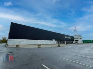 Uitzonderlijk gelegen logistiek bedrijfsgebouw bestaande 11.025 m² magazijn in combinatie met 1.534 m² kantoorruime en 1.588 m² mezzanine. Het gebouw...