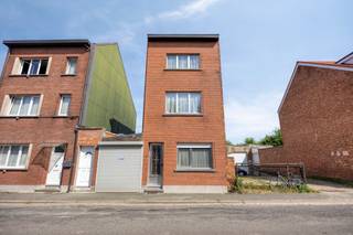 <p><strong>Woning met ruime tuin, garage en tal van uitbreidingsmogelijkheden nabij het centrum van Mechelen</strong></p><p>Bent u op zoek naar een woning die u volledig naar uw eigen smaak kunt inrichten? Dan is deze charmante woning met veel potentieel zeker een bezoek waard. Dankzij de centrale ligging, vlakbij de buitenring van Mechelen en met een vlotte verbinding naar winkels, scholen en openbaar vervoer, geniet u hier van een uitstekende bereikbaarheid.</p><p>Bij het betreden van de woning komt u in de inkomhal, die toegang biedt tot de gezellige leefruimte met aansluitend de eetkamer. Deze ruimtes kunnen, mits enkele aanpassingen, samengevoegd worden tot een ruime en hedendaagse leefruimte met open karakter. Achteraan bevindt zich de keuken, gevolgd door de recent vernieuwde badkamer.</p><p>Via de veranda bereikt u de praktische berging/wasruimte en de bijzonder ruime tuin. De veranda kan nog een eigentijdse opfrissing gebruiken, maar biedt een mooie overgang tussen woning en tuin. Buiten geniet u van een groot perceel met een tuinhuis, een bijgebouw ingericht met een saunaruimte en een garage. Hoewel de garage minder geschikt is voor een wagen, is ze ideaal voor het stallen van fietsen, motorfietsen of als extra opslagruimte.</p><p>Op de eerste verdieping bevinden zich twee volwaardige slaapkamers. De zolderverdieping beschikt over een derde slaapkamer en een extra zolderruimte die perfect kan worden ingericht als vierde slaapkamer, hobbyruimte of bureau.</p><p>Een bijkomende troef is de mogelijkheid om, onder voorbehoud van een stedenbouwkundige vergunning, uit te breiden boven de garage. Voor meer informatie hierover verwijzen wij u graag naar de bevoegde stadsdiensten van Mechelen.</p><p><strong>Troeven van deze woning:</strong></p><ul><li><p>Centrale ligging nabij de buitenring van Mechelen.</p></li><li><p>Ruime tuin met tuinhuis en bijgebouw met sauna.</p></li><li><p>Recent vernieuwde badkamer.</p></li><li><p>Drie slaapkamers met mogelijkheid tot een vierde.</p></li><li><p>Garage en praktische berging.</p></li><li><p>Tal van renovatie- en uitbreidingsmogelijkheden.</p></li></ul><p>Ziet u zichzelf deze woning omvormen tot uw droomwoning? Contacteer ons dan snel voor een bezoek via <strong>0488 42 42 24</strong> of dien uw aanvraag in via onze website. Deze woning biedt een unieke kans voor wie op zoek is naar ruimte, potentieel en een uitstekende ligging.</p>