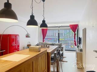 Gezellig en bemeubeld éénslaapkamer appartement, centraal gelegen tussen de hippe modewijk en het trendy Zuid. Via de lift naar eerste verdieping. Privatieve inkomhal met toegang tot toilet en vestiairekast. Lichte woonkamer (ca. 28 m²) op laminaat met recent ingerichte open keuken : combi-oven, keramische kookplaat, dampkap, spoelbak en voldoende kastruimte. Zowel voldoende eet- als zitruimte. Via woonkamer naar naastgelegen slaapkamer (ca.9 m²) met erker, ingericht als bureau. Aansluitend badkamer met douche, wastafel en mogelijkheid tot plaatsen wasmachine. Dubbel glas met alu schrijnwerk. In nabijheid van alle winkels en het openbaar vervoer. Volledig bemeubeld. Direct beschikbaar