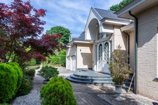 Deze luxueuze villa in Amerikaanse stijl is gelegen op een riant perceel van circa 2.000 m² in het rustige Essen-Heikant, op korte afstand van...