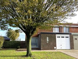 omvattende een inkomhal met vestiaire en apart toilet, gezellige living, volledig ingerichte ruime moderne keuken, veranda, grote garage,...