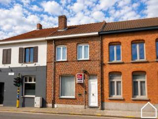 In het charmante Elverdinge, een rustige deelgemeente van Ieper, bevindt zich deze gezellige en instapklare woning met zonnige tuin op een perceel...