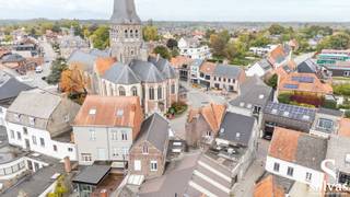 Ontdek deze charmante handelswoning op een toplocatie in het centrum van Zomergem, met uitstekende zichtbaarheid en een authentiek karakter.<br /><br />De indeling is als volgt:<br />Op het gelijkvloers bevindt zich het handelsgedeelte (ca. 40 m²), ideaal voor een winkel, kantoor of vrij beroep, aangevuld met een traphal, toilet, badkamer, berging, koer en garage.<br />Het eerste verdiep biedt een lichtrijke leefruimte met open keuken en prachtig uitzicht op de kerk, evenals een extra toilet.<br />Op het tweede verdiep bevinden zich drie volwaardige slaapkamers.<br />Deze eigendom biedt de perfecte combinatie van wonen en werken op een centrale en goed bereikbare locatie.<br /><br />📞 Interesse?<br />Neem contact op met Laurens via laurens@solvas.be<br /> of 0498 04 56 21 voor meer informatie of een bezoek.