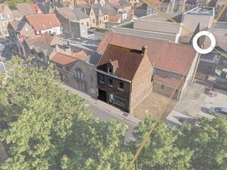Op zoek naar een ruime gezinswoning op een centrale ligging? Deze charmante halfopen bebouwing in het centrum van Diksmuide biedt tal van mogelijkheden en combineert een uitstekende bereikbaarheid met een praktische indeling.<br /><br />Bij het betreden van de woning komt u terecht in een aangename leefruimte met voldoende plaats voor een gezellige zit- en eethoek. Aansluitend bevindt zich de functionele keuken, die rechtstreeks toegang biedt tot de gezellige stadskoer – een ideale plek om te genieten van een kop koffie of een rustige zomeravond.<br /><br />De woning beschikt over maar liefst vier volwaardige slaapkamers, waardoor ze perfect geschikt is voor gezinnen of wie extra ruimte wenst voor een bureau, hobbykamer of logeerkamer. Verder is er een kleine garage, handig voor fietsen, opslag of een compacte wagen.<br /><br />Extra troeven zijn de kelder en de zolder, die zorgen voor bijkomende bergruimte en tal van mogelijkheden bieden.<br /><br />Dankzij de centrale ligging bevinden winkels, scholen, openbaar vervoer en andere voorzieningen zich op wandelafstand. Een ideale woning voor wie comfortabel wil wonen in het bruisende centrum van Diksmuide.<br /><br />Interesse? Contacteer ons vandaag nog voor een bezoek en ontdek zelf het potentieel van deze ruime stadswoning!