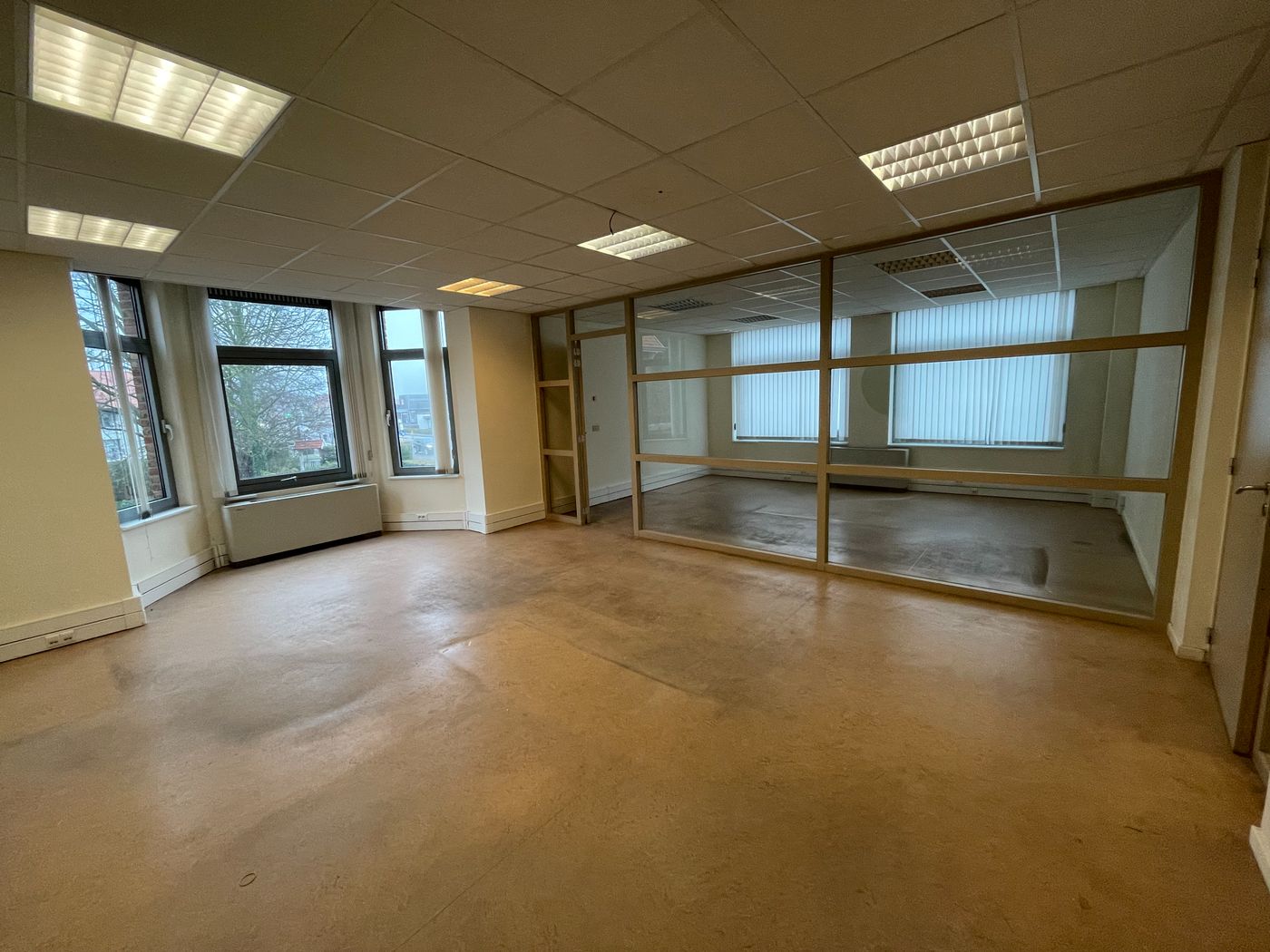 Kantoorgebouw (+/- 2.182 m²) met verhuurde handelsruimtes - foto 4