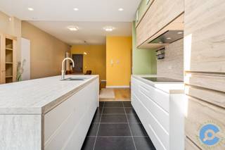 Deze up-to-date woning is centraal gelegen nabij het centrum van Burcht en op amper 10 minuten van het centrum van Antwerpen.  Makkelijk bereikbaar via het openbaar vervoer en dichtbij de oprit van de E17 Gent-Antwerpen.<br /><br />De woning bestaat uit een inkomhal met ingemaakte kastenwand en een apart gastentoilet. Vanuit de hal loop je zo de lichtrijke leefruimte in, met aparte eetplaats en zithoek. De recent vernieuwde keuken werd voorzien van alle comfort en een heerlijk kookeiland.<br /><br />Vanuit de keuken heb je rechtstreeks toegang tot de veranda. Die geeft op zijn beurt uit op de zonnige tuin, waar het heerlijk vertoeven is. Aan de achterzijde van het perceel ligt nog een grote dubbele garage, geschikt voor 2 auto’s en extra stockage.<br /><br />Op de eerste verdieping vind je 2 ruime slaapkamers, waarvan één met een aparte dressing. De recent vernieuwde badkamer beschikt over een grote douche, dubbele lavabo en toilet.<br /><br />Aan bergruimte geen gebrek. De woning heeft een ruime berging op het gelijkvloers en een volledig afgewerkte zolderverdieping (met vaste trap).<br /><br />Troeven: centrale ligging, gunstig EPC, zonnepanelen, airconditioning, recent verbouwd, alarminstallatie, …<br /><br />Heb je na het bekijken van de virtuele tour nog bijkomende vragen of kom je graag eens ter plaatse op verkenning?  Bel Dries op 0470/107 217.<br /> 