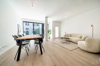 <strong>Info &amp; Bezoeken:</strong><span> 02/318.18.08 of </span>new.brussels@weinvest.be<br /><span>Gelegen in een privatief binnengebied in een rustige residentiële wijk van Laken, vlak bij de site van Tour &amp; Taxis en het openbaar vervoer, stelt We Invest u dit ruime duplexappartement met 2 slaapkamers van ongeveer 120 m² voor in een nieuw gebouw.</span><br /><span>Het appartement bestaat uit een inkomhal die leidt naar een grote en lichtrijke woonkamer met toegang tot een zonnig terras (ca. 10 m²), een volledig uitgeruste open keuken, een berging en een apart toilet.</span><br /><span>Op de bovenverdieping bevindt zich een nachthal die toegang geeft tot twee mooie slaapkamers (ca. 15 m² en 14 m²), beide met toegang tot een terras, een douchekamer (ca. 5 m²) en een wasruimte.</span><br /><span>EPC B. Parking beschikbaar tegen meerprijs. Kelder inbegrepen.</span><br /><span>Aarzel niet om ons te contacteren voor een bezichtiging!</span>