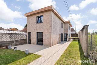 Ontdek deze prachtige woning in het hart van Harelbeke, een ideale plek om je thuis te noemen. Met 191m² aan leefruimte en een perceel van 335m²...