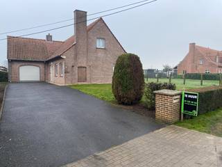 Deze ruime woning staat te huur in Olsene. De woning is perfect voor wie op zoek is naar een gezellige en rustige plek om te wonen. Met drie slaapkamers, een ruime woonkamer en een mooie tuin is deze woning ideaal voor een gezin of koppel.<br /><br />De woning is gelegen in een rustige buurt en vormt de perfecte plek om te genieten van het dorpsleven, terwijl alle nodige voorzieningen binnen handbereik blijven.<br /><br />De woning is goed onderhouden en instapklaar. De ruime woonkamer biedt voldoende plaats voor gezellige avonden met familie en vrienden, en de keuken is voorzien van alle nodige toestellen. De drie slaapkamers zijn ruim en lichtrijk en bieden voldoende privacy voor iedereen in het gezin.<br /><br />De badkamer beschikt over een ruime inloopdouche.<br /><br />De tuin is een oase van rust en groen, perfect om te genieten van zonnige dagen en gezellige barbecues. Dankzij de garage met automatische poort en extra bergruimte is er bovendien voldoende plaats voor het opbergen van fietsen, tuinmeubelen en andere spullen.<br /><br />Neem gerust contact op voor meer informatie of een bezichtiging.<br /><br />- Beschikbaar: 01/08/2026<br />- EPC: 351 kWh/m² jaar<br /><br />Voorzieningen<br />- Verwarming op stookolieketel