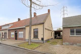 Charmante halfopen bebouwing te koop in de Nachtegaalstraat te Izegem, gelegen op een perceel van 373 m². Deze verzorgde woning, oorspronkelijk gebouwd in 1936 en gerenoveerd in 2007, combineert karakter met hedendaags comfort.Met een bewoonbare oppervlakte van ca. 150 m² beschikt de woning over een lichtrijke leefruimte, een functionele indeling en 3 volwaardige slaapkamers. Bovendien geniet de woning van een conforme elektrische keuring, wat zorgt voor extra gemoedsrust. Achteraan bevindt zich een aangename tuin waar u in alle rust kan genieten van het buitenleven.Indeling van het huis:Gelijkvloers: - inkom met gastentoilet- woonkamer - eetkamer- keuken - wasplaatsEerste verdieping:- nachthall- 2 slaapkamers- badkamerTweede verdieping: - zolder opgedaan als slaapkamerTroeven van het huis: - Conforme elektrische keuring- Gelegen nabij het centrum van Izegem en Ingelmunster- Leuke tuin- Vlotte bereikbaarheid naar het centrum van Izegem en invalswegen, E403, scholen en opbaar vervoer, ...Deze AI-visualisaties zijn bedoeld als inspiratie. Er werd geen rekening gehouden met technische specificaties, stedenbouwkundige voorschriften of de concrete mogelijkheden tot realisatie.Dit pand is onderworpen aan de renovatieverplichting van de Vlaamse overheid voor residentiële gebouwen (behoudens bij sloop binnen 5 jaar na de aankoop). Consulteer voor meer informatie de website van het Vlaams Energie- en Klimaatagentschap via https://www.vlaanderen.be/een-woning-kopen/renovatieverplichting-voor-residentiele-gebouwenBestuursmaatregelen in het maatregelenregister: nee