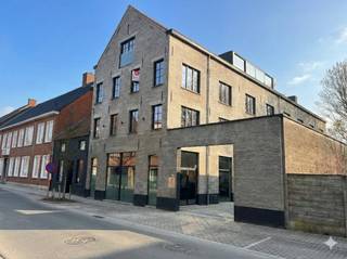 Gelegen in de Hulststraat 11 te Tielt vindt u deze verzorgde kantoorruimte van ca 250 m² terug. Het betreft een kantoor te huur op de...