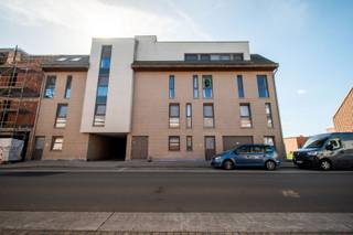 Uiterst verzorgd, kwalitatief en ruim appartement pal in centrum van Ooigem.<br />Het appartement bevindt zich op de tweede verdieping en is uiteraard zowel met de trap als met de lift bereikbaar.<br />Bouwjaar 2012<br /><br />Alle comfort op wandelafstand: apotheek, bakker, slager, frituur, kine, lagere school, sportcentrum, bib,....<br /><br />Het appartement is ingedeeld als volgt:<br />Inkomhal met gastentoilet, ruimte en lichtrijke living (eetplaats en zithoek) met open keuken.<br />Een zeer grote berging, badkamer met toilet, douche en lavabomeubel.<br />Twee grote slaapkamers en een kleinere kamer.<br />Er is een garage inbegrepen (de 2e van rechts) die goed bereikbaar is en perfect gelegen om makkelijk in en uit te manoeuvreren. De garagekoer is afgesloten van de openbare weg met een automatische poort.<br /><br />- Kwalitatief en traditioneel gebouwd.<br />- Ruim terras<br />- Vol-kern deuren<br />- CV op aardgas<br />- Groot schuifraam (met vliegenhor) naar het terras<br />- 110m² bewoonbare oppervlakte<br />- Kleinschalige en recente residentie<br />- energiezuinig