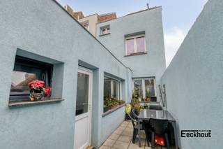 Deze energiezuinige rijwoning (EPC A) bevindt zich op slechts enkele passen van diverse winkels en supermarkten, invalswegen, scholen en bushaltes. Het strand ligt op nog geen kilometer van de woning en het centrum is te bereiken op 5 minuten fietsen.<br />Het huis onderging reeds grote renovatiewerken: het dak werd volledig vernieuwd (inclusief nieuwe isolatie), de muren werden geïsoleerd, de elektriciteit werd vernieuwd (conforme keuring), de ramen werden vernieuwd (driedubbel en HR-beglazing),....<br />Indeling: <br />- op het gelijkvloers: inkomhal, diepe berging (ideaal voor fietsen), woonkamer, aparte keuken, badkamer met ligbad, lavabomeubel, toilet en aansluiting voor wasmachine, zonnige (zuidwestoriëntatie) koer met aansluitende berging;<br />- op de eerste verdieping: nachthal, 2 grote slaapkamers;<br />- op de tweede verdieping: 3e grote slaapkamer met aansluitende badkamer (zeer recent vernieuwd) voorzien van een toilet, dubbel lavabomeubel en bad met douchescherm.<br />Er zijn elektrisch bedienbare rolluiken aanwezig aan de woonkamer en de slaapkamers. Er zijn 10 zonnepanelen aanwezig.<br />Mits enkele opfriswerken maakt u van deze woning een ware parel!