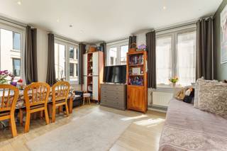 <p><span>Leven in het kloppende hart van Antwerpen — Sint-Michielsstraat, Sint-Andries</span></p><p><span> </span></p><p><span>Er zijn wijken waar je gewoon graag bent. Sint-Andries is er zo één.</span></p><p><span>Aan de ene kant wandel je naar de Grote Markt, aan de andere kant staat 't Zuid te lonken. En daartussen: de Kloosterstraat met haar antiekwinkels, modeboetieks en gezellige terrassen. </span></p><p><span> </span></p><p><span>Delhaize en Okay liggen om de hoek, de Scheldekaaien zijn je achtertuin en de Ring is snel bereikt wanneer je de stad even achter je wil laten.</span></p><p><span>Dit is het soort adres waar mensen jarenlang naar op zoek zijn.</span></p><p><span> </span></p><p><span>Troeven in een oogopslag:</span></p><ul><li><span>Toplocatie in het hart van Sint-Andries, tussen de Grote Markt en 't Zuid</span></li><li><span>Hoekappartement op de tweede verdieping</span></li><li><span>Twee ruime slaapkamers</span></li><li><span>Kleinschalig en verzorgd gebouw, volledig vernieuwd</span></li><li><span>Ideaal om zelf te bewonen of als investering</span></li></ul><p><span> </span></p><p><span>Indeling</span></p><p><span>Via de ruime inkomhal betreed je de lichtrijke leefruimte. Dankzij de vele ramen van dit hoekappartement stroomt het daglicht royaal naar binnen, een aangenaam, open gevoel dat meteen opvalt. De praktisch ingerichte keuken sluit hier naadloos op aan.</span></p><p><span> </span></p><p><span>Twee slaapkamers bieden voldoende ruimte voor een bureau, kinderkamer of logeerkamer. De verzorgde badkamer met douche completeert het geheel.</span></p><p><span> </span></p><p><span>Voor ontspanning en buitenlucht zijn de vernieuwde Scheldekaaien nooit ver weg, een eigen terras zal je hier dan ook niet snel missen.</span></p><p><span> </span></p><p><span>Het gebouw werd vijftien jaar geleden vernieuwd. Instapklaar, zonder zorgen, met oog voor detail.</span></p><p><span> </span></p><p><span>Of je nu zelf wil wonen op een van de beste adressen van de stad, of op zoek bent naar een slimme investering </span><span>—</span><span> dit appartement overtuigt op alle fronten.</span></p><p><span> </span></p><p><span>Plan je bezoek via <span>www.sinjoor.be</span></span><span> of bel ons op 03 283 05 00.</span></p><p><span> </span></p><p><span> </span></p>