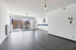 Bent u op zoek naar een ruim appartement te koop in Veurne? Dit energiezuinige appartement van 90 m² op de eerste verdieping beschikt over 2 ruime slaapkamers, een zonnig terras, een kelderberging en een ondergrondse staanplaats. <br /><br />De ligging is een absolute troef: op wandelafstand van het centrum van Veurne, het station, winkels en andere voorzieningen. Bovendien bevindt Veurne zich op slechts 6 km van de Belgische kust en is de stad vlot bereikbaar via de E40.<br /><br />Indeling:<br />- Inkomhal met gastentoilet<br />- Ruime en lichtrijke leefruimte met open, volledig ingerichte keuken<br />- Moderne keuken uitgerust met keramische kookplaat, combi-oven, dampkap, spoelbak en ingebouwde koelkast met vriesvak<br />- Badkamer met inloopdouche, dubbel lavabomeubel en handdoekradiator<br />- Slaapkamer 1: 12,3 m²<br />- Slaapkamer 2: 13,5 m²<br />- Aangenaam terras aan de voorzijde van het appartement.<br /><br />Kelderverdieping<br />- Praktische kelderberging<br />- Ondergrondse autostaanplaats<br />- Gemeenschappelijke fietsenberging.<br /><br />Troeven<br />- Appartement met EPC A: uiterst energiezuinig en lage energiekosten<br />- 2 volwaardige slaapkamers<br />- Terras, kelderberging en ondergrondse parkeerplaats inbegrepen<br />- Op wandelafstand van het centrum, station, winkels en horeca<br />- Vlotte verbinding naar de E40 en de Belgische kust<br />- Ideaal als eigen woonst of als vastgoedinvestering.<br /><br />Interesse in dit instapklare appartement in Veurne? Neem gerust contact op voor meer informatie of plan een bezoek.