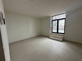 Wonen in alle rust maar toch in het bruisende centrum van Evergem? Het kan in deze kleinschalige residentie, die in maart 2026 werd opgeleverd. <br /><br />Lift aanwezig in het gebouw. <br /><br />Indeling: inkomhal met toegang tot gastentoilet, lichtrijke leefruimte met open keuken (inclusief toestellen), twee volwaardige slaapkamers, badkamer (lavabomeubel, toilet en inloopdouche). Vanuit de keuken is er toegang tot het grote zonneterras. Privé parkeerplaats ook inbegrepen. <br /><br />Onmiddellijk vrij. <br /><br />EPB in opmaak, EPC label A met zonnepanelen. <br /><br />Bovenop de gepubliceerde huurprijs komen nog 85, - euro maandelijkse kosten. <br /><br />Interesse in meer informatie en/of een bezoek ter plaatse? Contacteer via 0472/98.16.29 of immovercruysse@gmail.com.