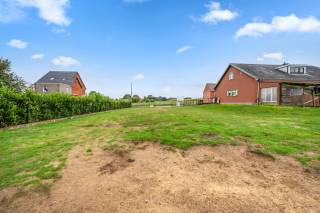 Prachtige bouwgrond van 5are voor een halfopen bebouwing gelegen in het landelijke en rustige Bekkevoort, Oude Tiensebaan naast huisnummer 63.<br />Perceelbreedte: 12 meter met een perceeldiepte van 44,9 meter links en 36,0 meter rechts. Gevelbreedte: 9 meter.<br />Bouwdiepte: 15 meter op het gelijkvloers, 12 meter op de verdieping.<br />Bouwvoorschriften te bekomen via gemeente Bekkevoort.