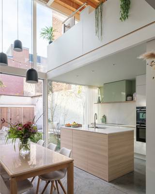 Prachtig gerenoveerde (Volt Architecten) interbellumwoning met vier slaapkamers, twee badkamers en zonnige stadstuin nabij de Bijloke.Voor meer...