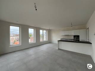 <p><span>Ruim 2-slaapkamerappartement in nieuwbouwcomplex</span></p><p><span>Ontdek dit moderne 2 -slaapkamerappartement in het nieuwbouwcomplex Stadsterras.</span></p><p><span>Gelegen in het centrum van Mortsel met winkels, horecagelegenheden en openbaar vervoer op wandelafstand bereikbaar.</span></p><p><span> </span></p><p><span>Leefruimte en keuken</span></p><p><span>De lichtrijke leefriumte en keuken bevinden zich in dezelfde ruimte waardoor u ook vanuit de keuken kan genieten van het uitzicht dat te zien is door het grote schuifraam.</span></p><p><span>Achter het schuifraam bevind zich een groot terras waar u na een drukke dag rustig kan ontspannen.<br />De keuken is uitgerust met een inductie kookplaat, een microgolfoven en oven.</span></p><p><span> </span></p><p><span>Slaapkamers en badkamer</span></p><p><span>De twee slaapkamers, waarvan één grote en één kleinere, beschikken over genoeg ruimte om deze in te richten naar eigen wensen.<br />De badkamer beschikt over een ligbad en 2 lavabo's wat basiscomfort biedt voor uw dagelijkse routine.</span></p>