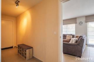 <p><span>Dit luxe appartement in de Koning Leopold III-laan, een van de meest prestigieuze buurten in Kortrijk is een uitzonderlijke kans in een appartementsblok waar zelden iets te koop komt. Het ruime appartement bevindt zich op het gelijkvloers waardoor het ook nog eens beschikt over een zeer leuke zonnige tuin. Verder is er een zeer ruime leefruimte met aansluitend een uiterst luxueuze open keuken maar daarbij een ruime berging. Er zijn 2 ruime slaapkamers aanwezig, een mooie badkamer met zowel bad als douche. Alles is voor zien van ingebouwde airco en domotica. Om de aanbieding compleet te maken is er een zijpoort naar de tuin, een eigen buiten parkeerplaats en een ondergrondse garage. Doe een bod vanaf 465000 €, ieder bod zal worden voorgelegd aan de eigenaars. Dit is iets voor de snelle beslissers, dus bel snel naar 056/96.08.00 of mail naar <span>info@property-vastgoed.be</span></span><span> </span></p>