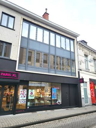 Volledig stijlvol gerenoveerd appartement te huur in centrum Diest, Botermarkt 25 bus 2, op de 2de verdieping met ruime woonkamer, geïnstalleerde keuken, 3 slaapkamers en badkamer.<br /><br />Huurprijs : € 975,00<br />gemeenschappelijke kosten : € 30,00<br />epc 154 kWh, is label B<br /><br />Voor een vrijblijvend bezoek reageert U via de site of op het nummer 013/311.233