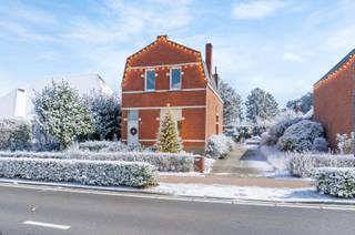 Compleet te renoveren woning op perceel van +/- 1.010m² in Hoogstraten. Gunstige locatie vlakbij de Nederlandse grens<br />Het perceel is oostelijk georiënteerd, heeft een straatbreedte van ca 12m. <br />Woning afbreken en heropbouwen is ook een een mogelijkheid.