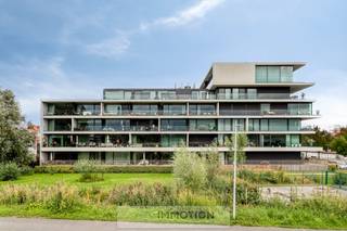 Residentie "Senzafine"<br /><br />Prachtig nieuwbouwappartement op de derde verdieping met zijdelings Leie zicht en zuid west georiënteerd terras !<br />Living in parket met zuid west georiënteerd terras.<br />Ingerichte keuken met berging.<br />Luxueuze badkamer met inloopdouche en toilet, twee slaapkamers.<br />Het appartement is volledig geschilderd en ingericht met maatwerk kasten en verlichting.<br />Parkeerplaats in de kelderverdieping.<br /><br />Voor meer info en bezoek contacteer Olivier op het nummer 0475/41 90 17 of per mail olivier@immotion.be