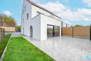 Deze riante nieuwbouwwoning met een bewoonbare oppervlakte van maar liefst 234 m² (inclusief zolderverdieping) is gelegen op een perceel van 579...