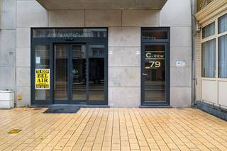 Op een centrale ligging in Middelkerke, op minder dan 100 meter van het vernieuwde casino, bevindt zich deze ruime en veelzijdige handelszaak. Dankzij de ligging in het centrum en de passage in de onmiddellijke omgeving biedt het pand interessante mogelijkheden voor uiteenlopende commerciële activiteiten.<br /><br />De handelszaak is momenteel gedeeltelijk ingericht als een succesvolle automatenshop. De verzorgde en hedendaags ingerichte winkelruimte vooraan heeft een oppervlakte van circa 46 m².<br /><br />De huidige winkelruimte vormt echter slechts een deel van het beschikbare gelijkvloers. Achter de bestaande lichte scheidingswanden bevindt zich nog circa 36 m² bijkomende ruimte. Deze wanden kunnen relatief eenvoudig worden aangepast of verwijderd, waardoor het gelijkvloers kan worden heringericht tot één ruime handelsruimte van circa 82 m².<br /><br />Dit biedt een toekomstige eigenaar heel wat flexibiliteit om het pand af te stemmen op de eigen activiteit, met mogelijkheden voor bijvoorbeeld een grotere winkelruimte, showroom, praktijk, kantoor of andere commerciële invulling.<br /><br />Verder beschikt het gelijkvloers over een afzonderlijke kitchenette en een toilet.<br /><br />Via een interne trap is de ruime kelderverdieping rechtstreeks bereikbaar. Deze omvat een open kelderruimte van circa 51 m² en twee afzonderlijke bergingen van circa 10 m² en 6 m². Samen biedt dit circa 67 m² bijkomende kelder- en bergruimte, ideaal voor voorraad, opslag of ondersteunende functies.<br /><br />Kortom, een veelzijdige handelszaak op een centrale locatie vlak bij het casino, met circa 82 m² potentiële handelsruimte op het gelijkvloers, een ruime kelderverdieping van circa 67 m² en vooral veel mogelijkheden om de bestaande indeling aan te passen aan de eigen commerciële activiteit.<br /><br />Interesse of graag meer informatie? Neem gerust contact op met Louis voor verdere vragen of om een bezichtiging in te plannen via 0493 18 27 84 of verkoop.middelkerke@immo-bel-air.be.