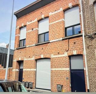 Rustig gelegen duplex-appartement gelijkvloers achteraan: inkom, living met keuken, badkamer met douche, 1 slaapkamer en koer. CV op gas.<br />Enkel contact via e-mail.
