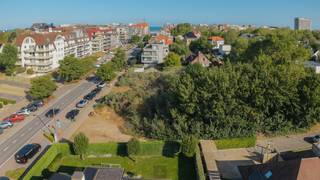 2 loten bouwgrond gelegen in de Leopold-II-Laan en de Madeliefjesweg te Oostduinkerke. Betreft verkoop van aandelen of share deal! Perceel van 784m² uitgevend op de Leopold-II-Laan en een 2e perceel van 465m² gelegen in de Madeliefjesweg. Bouwvoorschriften op aanvraag. Grondplan in bijlage. Vraagprijs: 790000€