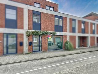 Instapklare woning (bouwjaar 2017) nabij het centrum, bestaande uit een inkomhal met gastentoilet, ruime en lichtrijke leefruimte (42m²) met eet-...