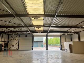 Excellente entrepôt de 575 m², idéal pour diverses activités professionnelles, situé à proximité de la très fréquentée et facilement accessible Tiensesteenweg. Grâce à sa connexion directe via la N3 vers l’autoroute E40, cet emplacement bénéficie d’une excellente accessibilité pour la distribution locale et internationale.<br /><br />Le hall dispose d’une hauteur libre de 6 m et est équipé de 4 portes sectionnelles, offrant une flexibilité et une accessibilité maximales. Sans poteaux porteurs et avec un agencement bien pensé, toute la surface peut être exploitée de manière optimale.<br />L’espace est également particulièrement lumineux grâce à la présence d’un lanterneau et d’un système RWA (évacuation des fumées et de la chaleur), contribuant à un environnement de travail sûr et agréable. Le sol industriel en polybéton durable rend l’entrepôt adapté à une utilisation intensive. En outre, le bien est équipé d’installations modernes telles que l’internet par fibre optique et des sanitaires, améliorant considérablement le confort et la fonctionnalité.<br /><br />Autour de l’entrepôt se trouve un site entièrement pavé et clôturé, avec de nombreuses places de parking et un espace de manœuvre suffisant, idéal pour le trafic poids lourds et les activités logistiques.<br /><br />Une opportunité unique pour les entreprises à la recherche d’un espace de stockage spacieux, bien équipé et stratégiquement situé. Disponible immédiatement !<br /><br />Contactez PANORAMA B2B pour plus d’informations au 0474 17 17 15.