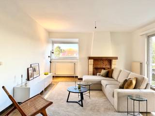 <p>Cet agréable appartement d’angle de 99,5m² avec 2 chambres est situé au troisième étage d’un immeuble avec ascenseur. Grâce à sa situation en angle, il bénéficie d’une belle luminosité et d’une sensation d’espace. Le séjour de 37m² constitue un espace de vie confortable, complété par une cuisine attenante. L’appartement comprend également un hall d’entrée, une salle de bains, un toilette séparé et un espace de rangement. Les deux chambres offrent un cadre de vie agréable. Vous profiterez aussi d’une terrasse. Une cave privative et un emplacement de parking dans le garage commun complètent ce bien. Avec un EPC de 187kWh/m², il offre une bonne performance énergétique. Contactez-nous pour organiser une visite.</p>