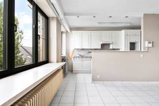 <p><span>In de winkelstraat  van Schoten vindt U hier een appartement op de derde verdieping met lift.  Overal nieuwe ramen, lift in orde, dak geïsoleerd en elektriciteit is conform gekeurd.</span></p><p><span> </span></p><p><span>Het appartement heeft een ruime inkomhal, lichte leefruimte met gashaard, ingerichte witte keuken (is licht verouderd) toilet apart, berging, grote badkamer met douche, dubbele lavabo en toegang tot een overdekt terras, 2 grote slaapkamers en een open zicht.  In de kelder is er een private berging voorzien.Op het gelijkvloers achter de inkompoort is een grote losstaande garagebox met automatische poort mogelijks bij aan te kopen vp 30.000 euro (niet verplicht)</span></p><p><span> </span></p><p><span>Dit is een ideale investering als je wil verhuren of als je graag zelf in een centrum woont dan is dit iets voor U !</span></p><p><span> </span></p><p><span>+ 2 volwaardige slaapkamers</span></p><p><span>+ afzonderlijke meters elektr./water/gas</span></p><p><span>+ GEEN RENOVATIE VERPLICHTING</span></p><p><span>+ elektr. CONFORM tot 12/2034</span></p><p><span>+ prive kelderberging</span></p><p><span>+ geluidswerende ramen: muisstil in de dorpskern</span></p><p><span>+ mogelijkheid garage met elektr. aan te kopen</span></p><p><span> </span></p><p><span>*De vermelde bewoonbare opp. is gebaseerd op de bruikbare vloeroppervlakte zoals vermeld op het EPC-verslag</span></p><p><span> </span></p><p><span> </span></p><p><span> </span></p><p><span> </span></p><p><span> </span></p>