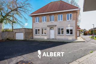 Dit ruime polyvalente karakterpand is gelegen in het landelijke en charmante Alveringem en biedt tal van mogelijkheden. Het pand, dat de...